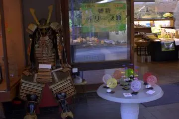 One of the small shops around the temple grounds