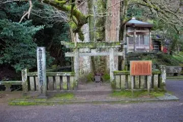 A small shrine beside the main hall