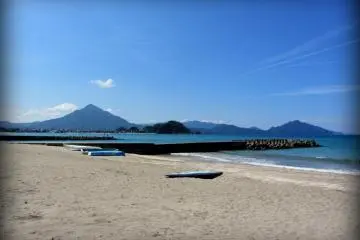 <p>Au loin, on peut apercevoir les montagnes qui dominent la baie &nbsp;</p>