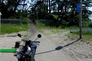 <p>Une moto sur la plage ajoute une sensation d'escapage</p>