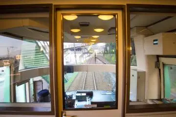 Vous pouvez vous rendre à l'avant du train et jeter un oeil à la place du conducteur