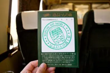 La carte postale avec le tampon du train