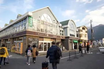 Superbe architecture dans les rues de Yufuin dès que vous quittez la station