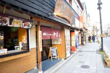 Nombre de boutiques et restaurants bordaient les rues