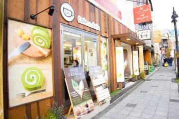 Beaucoup de boutiques vendant des desserts et de cafés 