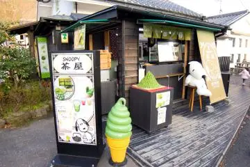 Une boutique de desserts au thé vert Snoopy