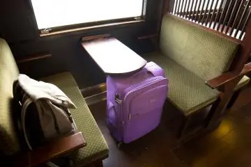 이사부로 샤인의 탑승칸의 편안한 좌석과 테이블