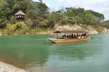 Floating past Garyu Sanso (Photo: Ehime Prefecture)
