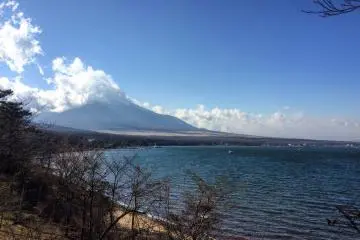 후지 산 경치가 있는 야마나카 호