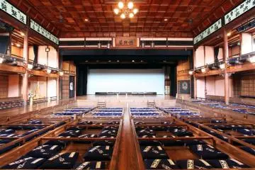 <p>สถาปัตยกรรมภายในโรงละครอุจิโกะ</p>