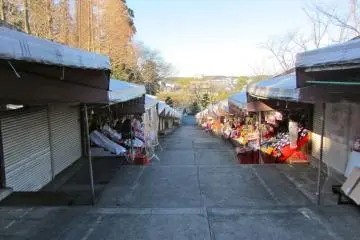 새해를 맞이하며 몇 만명의 방문객들을 맞이할 준비를 하는 노점들