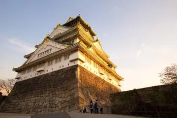 Le Château d'Osaka dans le soleil couchant
