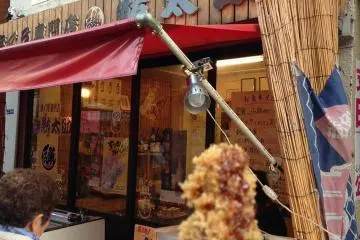 Bought skewed fried tuna. It is crispy and delicious! (Photo: hironaka yukie )