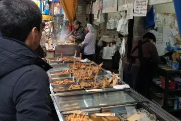 Wide range selection of Oden(fish cake) and Tempura(fried food). (Photo: hironaka yukie )