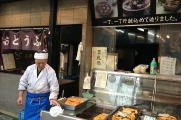 <p>Hand-made tofu shop. Ganmodoki (round-shape fried mashed tofu with carrot, kelp, etc in it) is on sale.</p>
