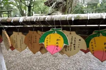 Photo: <a href="http://th.japantravel.com/%E0%B9%80%E0%B8%AE%E0%B8%B5%E0%B8%A2%E0%B8%A7%E0%B9%82%E0%B8%81/%E0%B8%A8%E0%B8%B2%E0%B8%A5%E0%B9%80%E0%B8%88%E0%B9%89%E0%B8%B2-izanagi-jingu/33296" target="_blank" rel="noreferrer noopener nofollow">Cathy Cawood   </a>