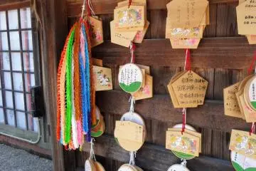บางศาลเจ้าจะมีหิ้งแขวนมาลัยเซ็นบะซุรุพร้อมแผ่นเอะมะ ทำให้เป็นจุดสำหรับถ่ายภาพสวยๆ ที่มีสีสันสดใส
