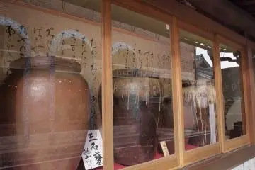 The shops around the station host locally made pottery