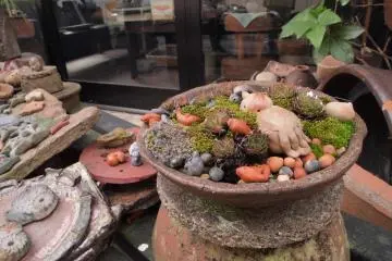 Bizen-yaki can be found throughout the town