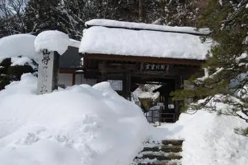 After passing through the San-mon Gate, an exhausting climb up the hill starts. In winter it is even harder!