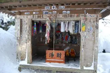 Emma-O, the Japanese Buddhist god of the underworld (left) is sharing this hut with Jizo Bodhisattva (right). They look so similar but the former is condemning souls while the latter is saving them