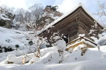 The Nio-mon Gate is the entrance to the temple complex on the summit.