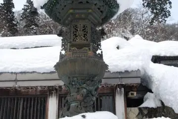 One of the three biggest stone lanterns in Japan is set in front of Okuno-in, the temple on the summit