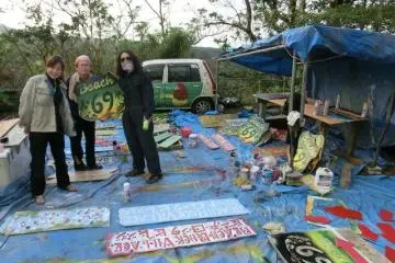 Making new Beach 69 road signs (Photo: Yuki Takata)