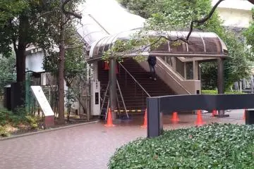 คุณเดินทางกลับไปยังสถานีรถไฟได้ครึ่งทางแล้วเมื่อคุณอยู่ที่จุดนี้