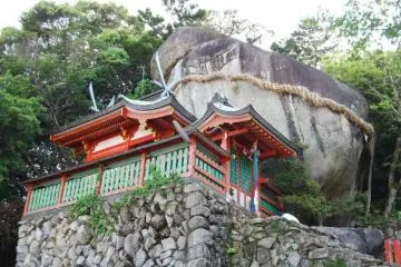 Photo: <a href="http://en.japantravel.com/wakayama/kamikura-shrine-where-the-kami-sama-reside-in-a-big-rock/26" target="_blank" rel="noreferrer noopener nofollow">Alena Eckelmann  </a>