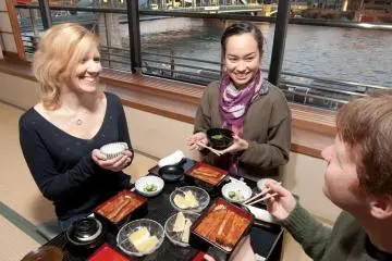 Maekawa meal with friends (Photo: Julio Shiiki)