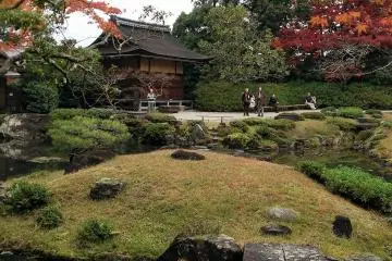 ภายในบริเวณที่กว้างขวางของ สวนอิซุยเอ็น (Isuien)  