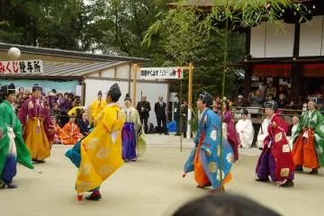 Shimogamo Shrine hosts the first Kemari match of the year (Photo: <a href="https://www.flickr.com/photos/ejmsd/11882537983/in/photolist-348wjZ-ueG8k-bAt2RA-KQuwUi-j727yx-j753rm-j72UyE-j7531w-j752QG-j72U6L-j72TKL-j7265a-j725TD-j725Lz-j725st-bPnEvR-bPnEM2-7t1Ldr-bAt38o-4rb8r-bAt1QW-7t1Kfc-bAt1xU-7t5DLy-7t1GLT-7t1MhX-7t5Jws-7t5Gmd-7t1HzK" target="_blank" rel="noreferrer noopener nofollow">Kumawo</a>)