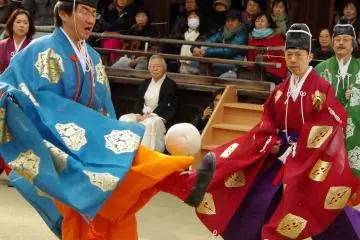 The game is played with a ball called a "mari" (Photo: <a href="https://www.flickr.com/photos/ejmsd/11882691174/in/photolist-348wjZ-ueG8k-bAt2RA-KQuwUi-j727yx-j753rm-j72UyE-j7531w-j752QG-j72U6L-j72TKL-j7265a-j725TD-j725Lz-j725st-bPnEvR-bPnEM2-7t1Ldr-bAt38o-4rb8r-bAt1QW-7t1Kfc-bAt1xU-7t5DLy-7t1GLT-7t1MhX-7t5Jws-7t5Gmd-7t1HzK" target="_blank" rel="noreferrer noopener nofollow">Kumawo</a>)