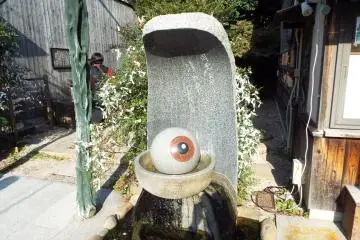 MEDAMA-OYAJI in the water fountain