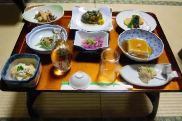 쇼진 료리 저녁 식사 서빙. 하구로사케 한 병을 더하면 하룻밤을 지낼 수 있다.