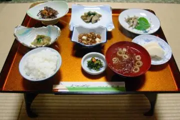 쇼진 료리 아침 식사. 하구로 산 정상에 오르기 전에 아침에 건강하게 먹다