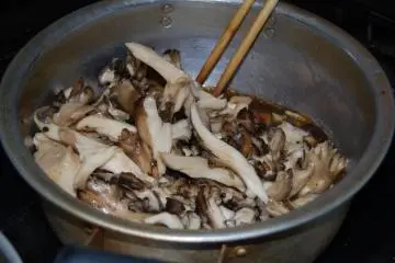 갓 딴 마이타케로 저녁 준비를 했다.