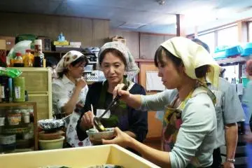 다이쇼보슈쿠보 여주인 마키코와 호시노 유키는 매일 손님들을 위해 쇼진 료리를 준비한다.