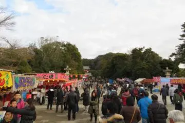 Vendors on the way to the main hall