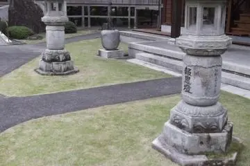 Lanterns by the worship halls