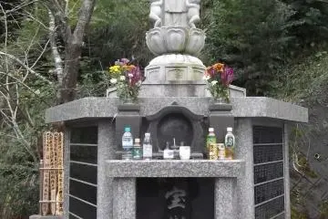 A statue behind the Kannon