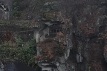 Gua-gua tersebar di tebing