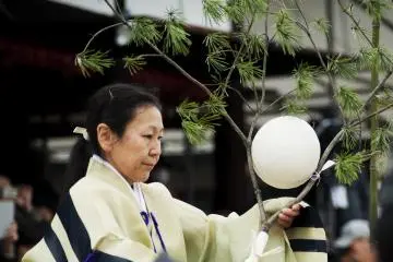 The game is played with a ball called a "mari"