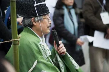 One of the members of the Kemari Preservation Society has the role of commentator