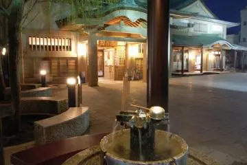 Onsen at night (Photo: Kaga Hakusan Inbound Tourism Association)