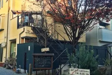 A true Mom'n'Pop style establishment, the family lives upstairs from the cafe