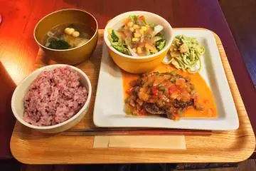 The hamburger set varies the serving style each day