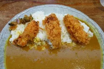 Curry & rice topped with fried clams