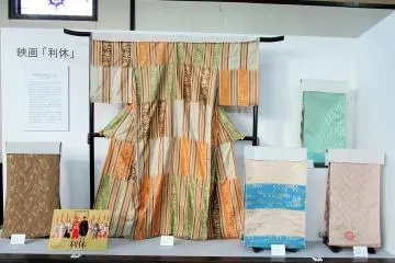 Gorgeous kimono and obi made in Kiryu for a movie, displayed at Kiryu Textile Museum
